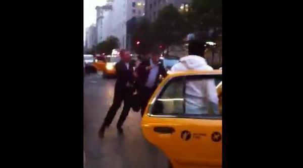 urmareste cum doi oameni de afaceri respectabili imbracati la costum se bat pentru un taxi la new york video