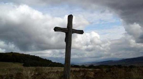 video caz uluitor in mures o familie s a trezit la usa cu fiul pe care l ingropase in urma cu o luna