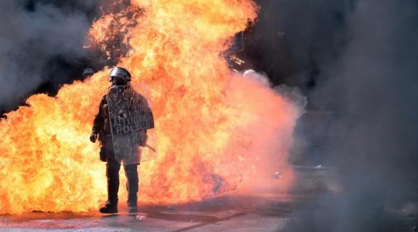 grecia este paralizata de de protestele violente de la atena si de greva generala de 24 de ore