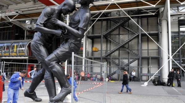 o statuie cu zidane lovindu l cu capul pe materazzi ridicata in fata muzeului de arta moderna din paris