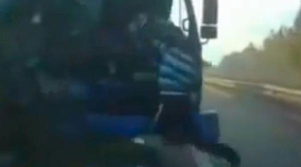 video noroc incredibil un sofer de camion ramane nevatamat dupa o coliziune frontala cu alt camion
