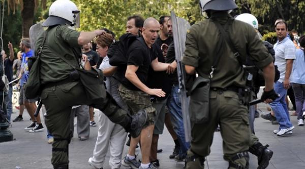 violente in atena peste 30 000 de greci protesteaza impotriva noilor masuri de austeritate video