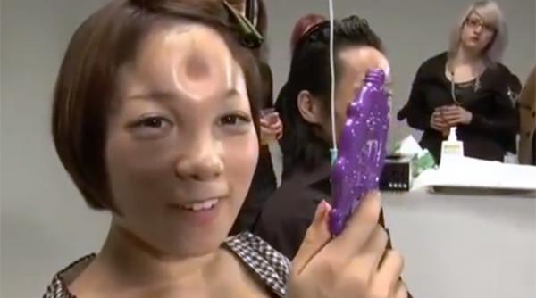 video moda neobisnuita in japonia tinerii isi injecteaza solutii saline in frunte