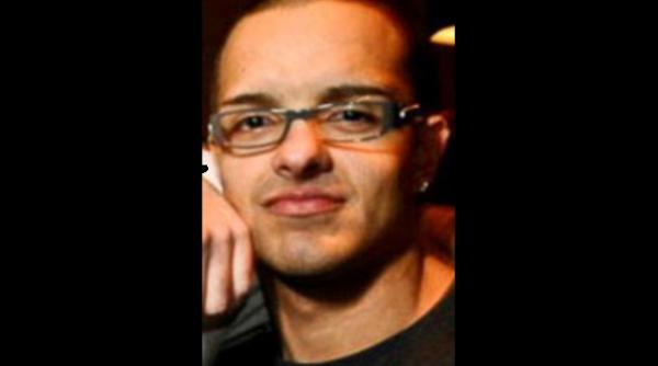 a ajuns la inchisoare din cauza unui sms ce mesaj a trimis un antrenor de inot tuturor persoanelor din agenda sa