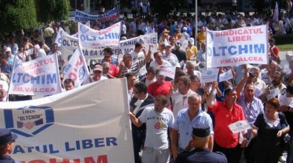 continua protestele la oltchim sute de angajati s au adunat in fata combinatului