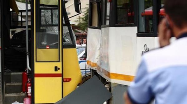 doua tramvaie s au ciocnit la arad trei persoane intre care un copil au fost ranite