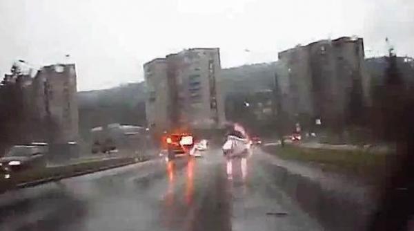 masina lovita de fulger in trafic vezi imagini incredibile video