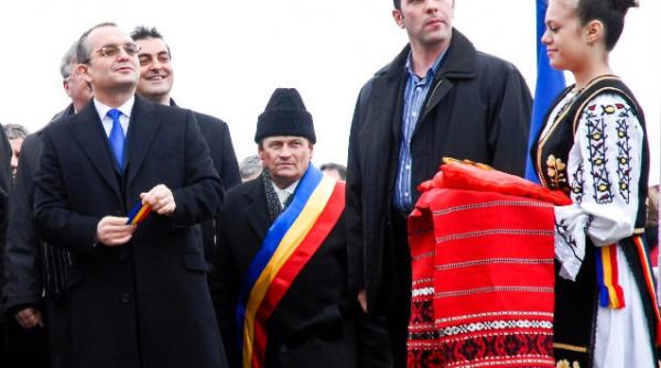 emil boc a cumparat morcovi miere si must de ziua recoltei primarul s a laudat si ca stie sa teasa la razboi