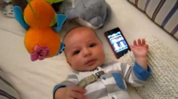 video un bebelus calmat de melodia din filmul star wars