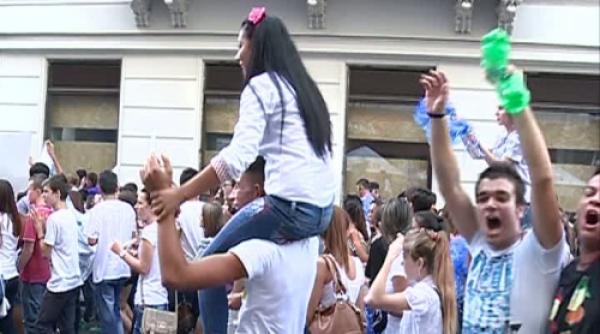 parada elevilor ale aleee noua scoala nu ne place imbracati la 4 ace