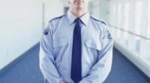 baiat destept imbracat in haine de bodygard