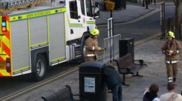 si a pierdut capul intr un cos de gunoi foto