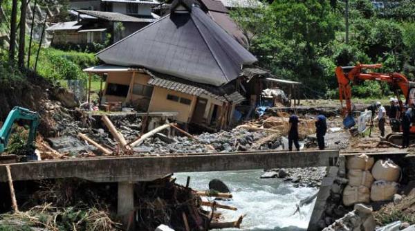 video taifunul loveste din nou japonia