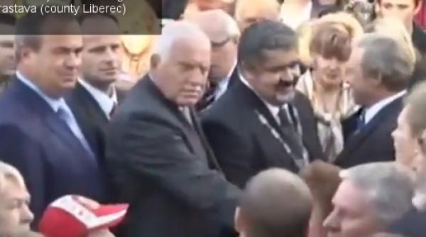 agresorul presedintelui ceh a folosit un pistol de jucarie am protestat la adresa sistemului video