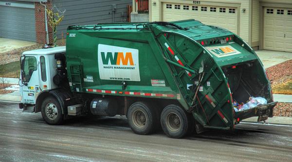 viata bate orice film de groaza un canadian care a adormit intr un tomberon a fost facut terci de cuva masinii de gunoi