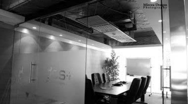 un sediu experimental cu tevile la vedere si pereti din piatra