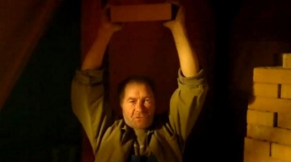 ai vazut vreodata cum sparge un rus caramizi cu capul video