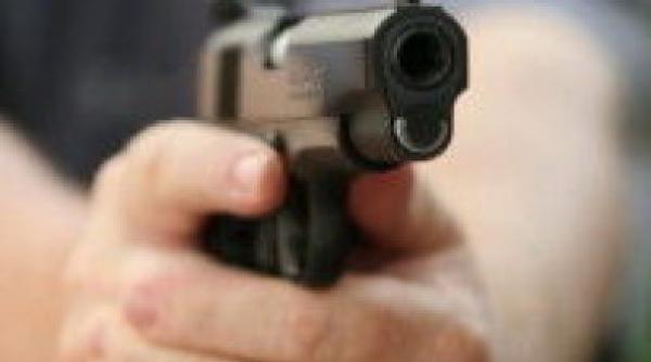 focuri de arma pe un drum din borsa un muncitor impuscat in mana