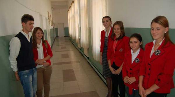 n au bani sa si cumpere un pix sau sa bea un suc dar participa la olimpiadele scolare