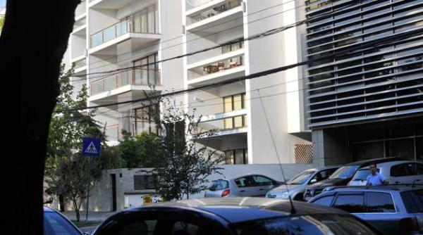 boala metrilor patrati trupa lui basescu intoarce masina in sufragerie