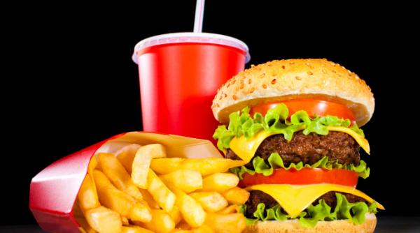 sfaturi de la angajati ce alimente de la fast food trebuie evitate