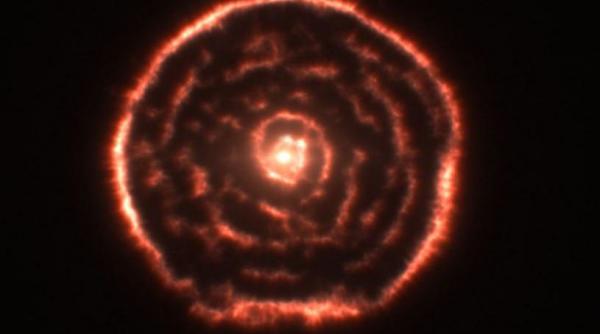 astronomi spirala spectaculoasa steaua gigant r sculptoris