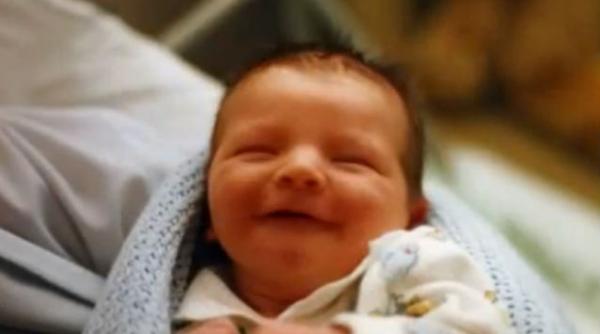 video un tata si a fotografiat fiul zilnic timp de 21 de ani