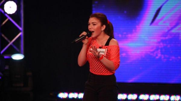 concurenta eliza radu pupat sarut cheloo x factor