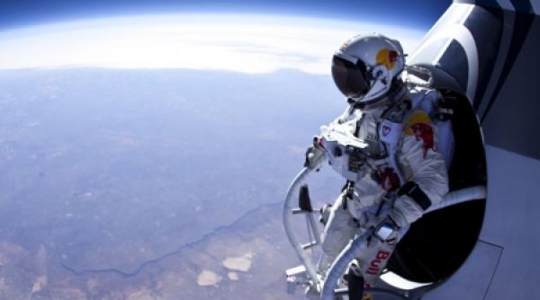 felix baumgartner salt 39 000 de metri video