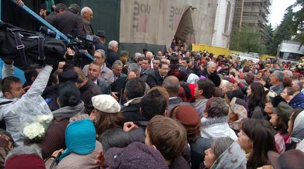 peste 90 000 de pelerini s au inchinat la sfintele moaste la iasi