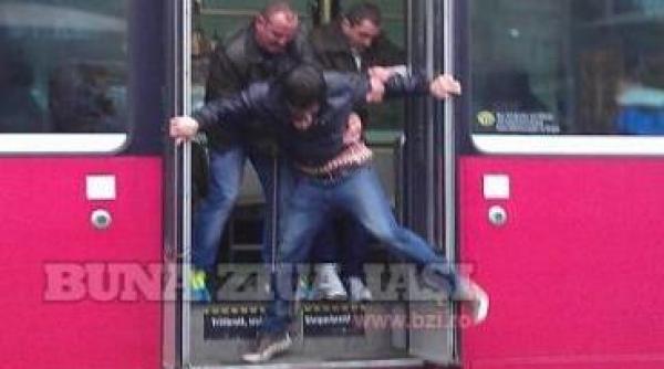 exces de zel tramvai calator luat pe sus controlori bilet