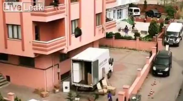 cum se muta un turc intr un apartament nou metoda ingenioasa prin care isi urca lucrurile la etaj video