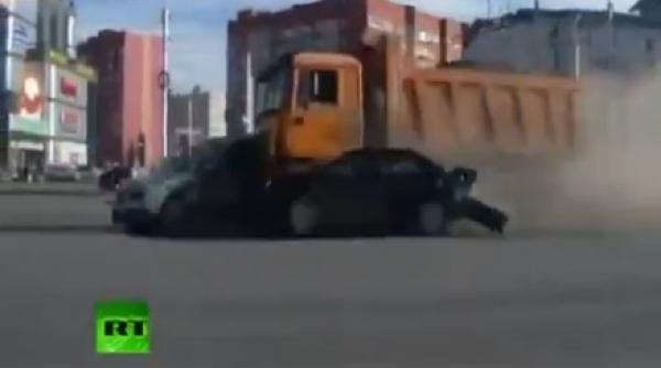 carnagiu cu camionul pe o sosea din rusia dorel face praf 12 masini video