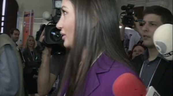 cum a coborat scarile elena basescu cu ciorchinele de jurnalisti