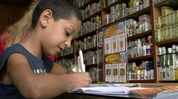 cine e copilul descult care a induiosat romania traieste intr un gang invata intr un plafar