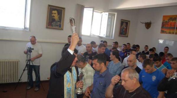 pelerinaj in zeghe puscariasii ieseni mediteaza in fata icoanelor la faradelegile comise