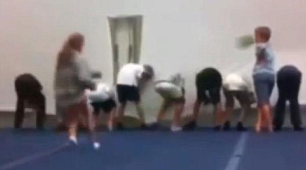 video vezi cum se razbuna o fata pe colegul care a umilit o