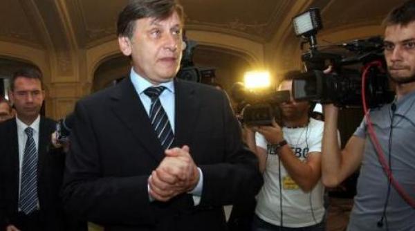 crin antonescu ii raspunde lui tariceanu nu am inlaturat pe nimeni din partid