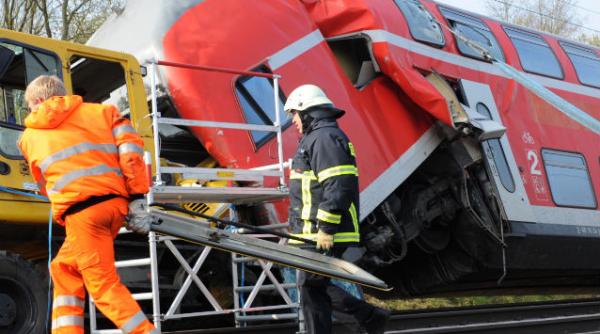 camion lovit de tren in harghita un mort doi raniti in stare grava