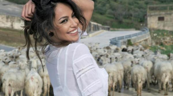 gerard butler madalina ghenea sarut in plina strada undeva franta