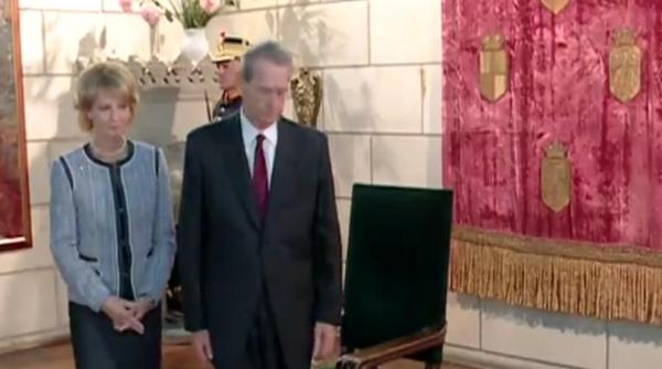 iliescu si constantinescu decorati de ministrul apararii regele mihai va primi emblema de onoare a armatei romaniei