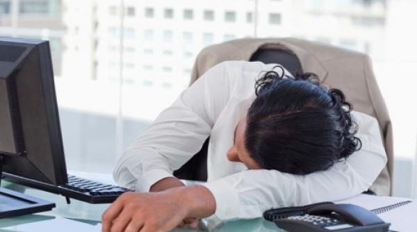 de ce ni se face somn la birou