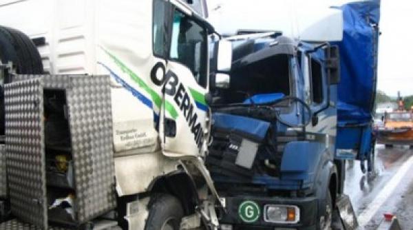 doua tir uri s au ciocnit frontal pe dn 13 a in harghita un barbat a murit un altul a fost grav ranit