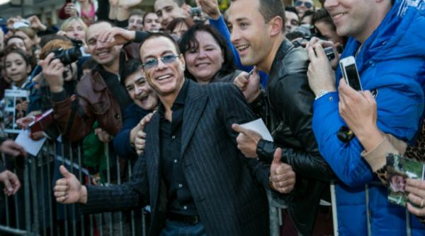 jean claude van damme a primit o statuie din bronz la bruxelles