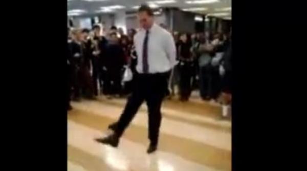 viral pe net directorul unui liceu filmat cand danseaza in biblioteca scolii barbatul rupe podeaua in stil irlandez video