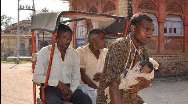 este fortat sa lucreze zi de zi cu copilul de numai o luna dupa ce mama sa moare imediat dupa nastere