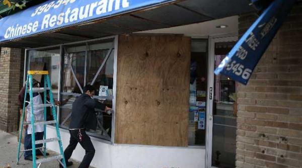 primarul new york ului ordona evacuarea a 375 000 de locuitori din cauza uraganului sandy sute de zboruri au fost anulate iar metroul din oras va fi inchis