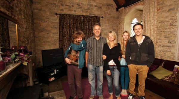 casa de vis o capela mortuara evreiasca inconjurata de morminte faramitate