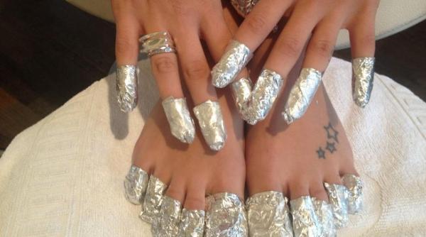 ciuperca arsuri unghii scoase ce se ascunde sub folia de aluminiu de pe degetele adelinei pestritu