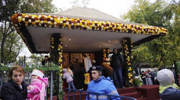 daca ar fi tinute moastele o luna de zile oamenii tot ar continua sa vina